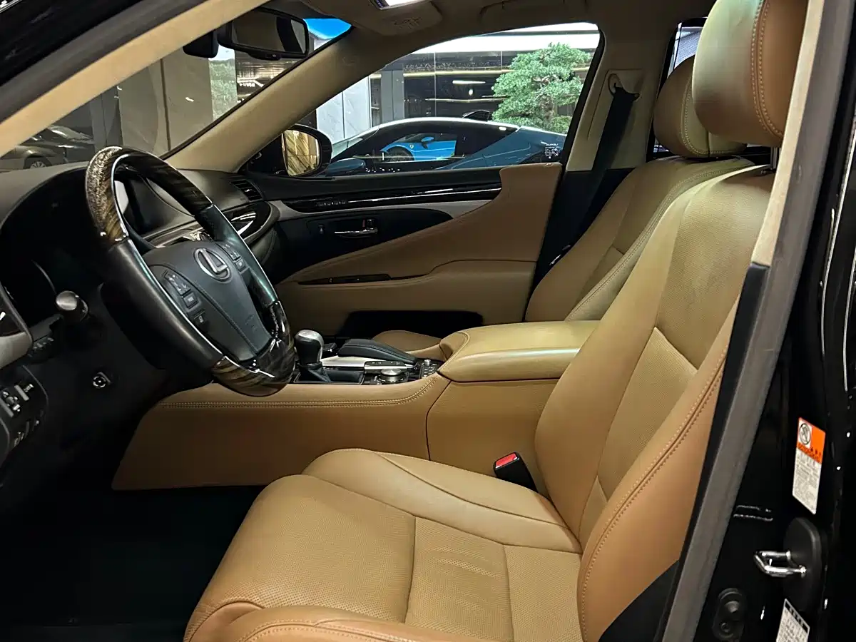 Lexus LS 2016 460L фото 6