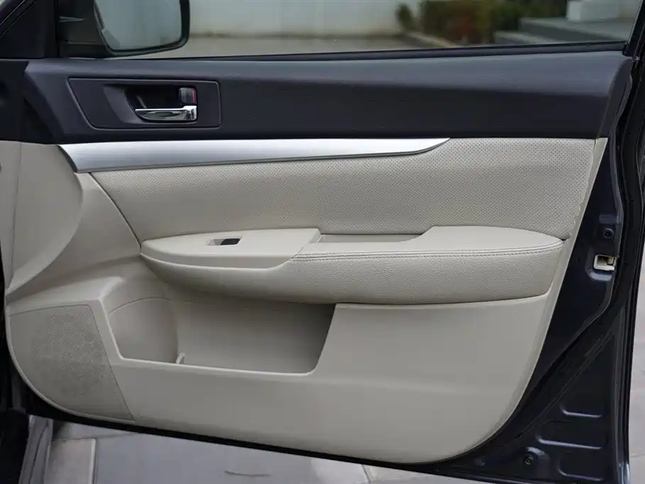 Subaru Legacy 2010 Model 2.0i Luxury фото 19