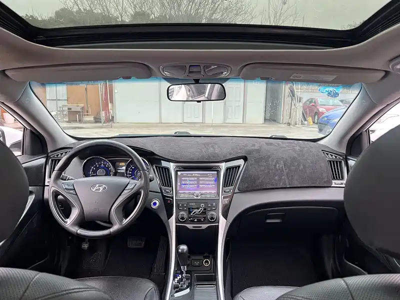 Hyundai Sonata 2011 2.0L Auto Supreme Edition фото 6