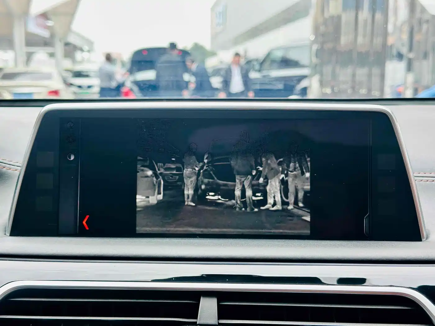 BMW 7 Series 2017 750Li xDrive Customized Edition (4-Seater) фото 13