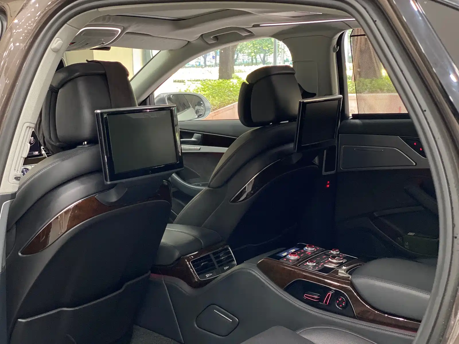 Photo 10 - Audi A8