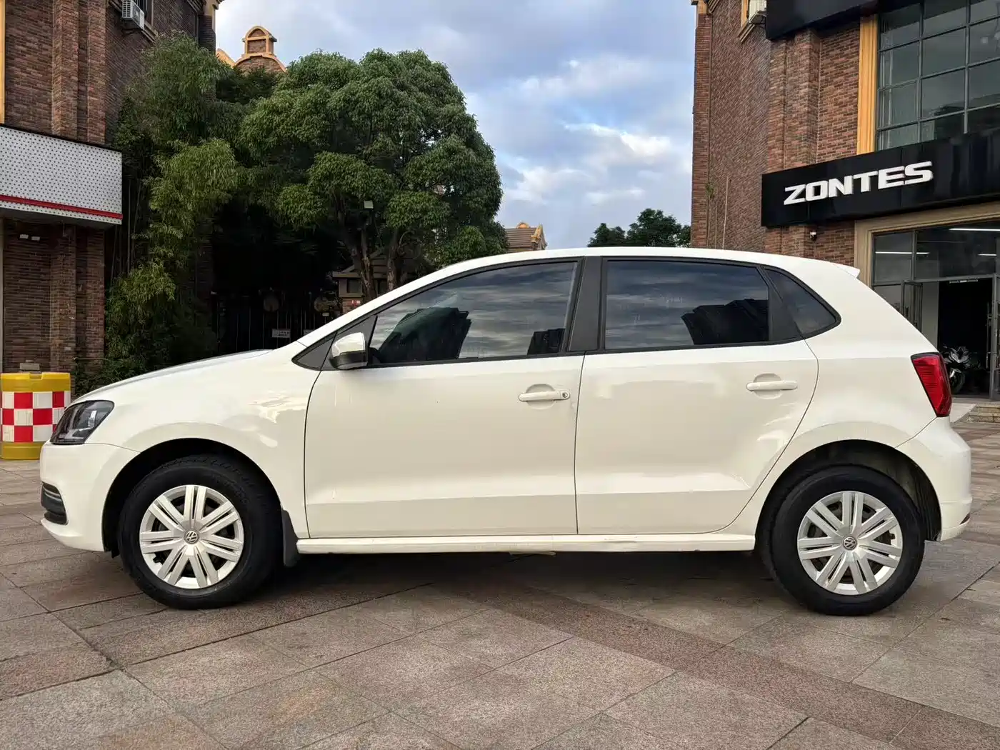 Volkswagen Polo 2016 1.4L Automatic Trend фото 4