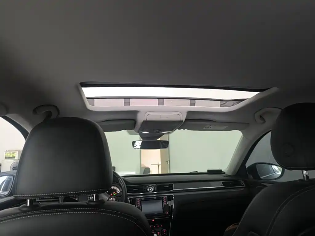 Photo 14 - Volkswagen Passat