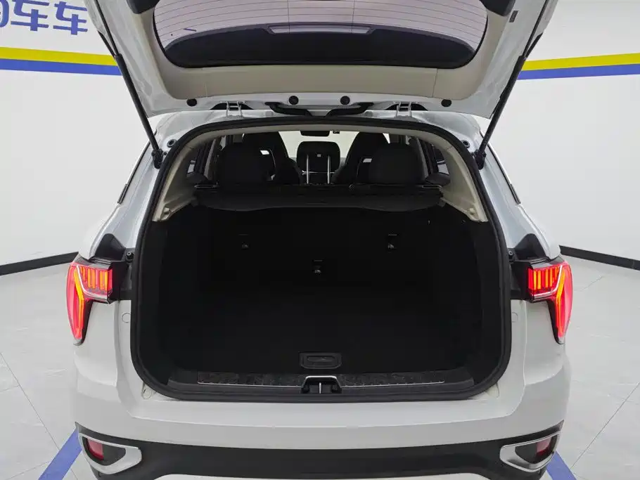 Фото 4 - Lynk & Co 01
