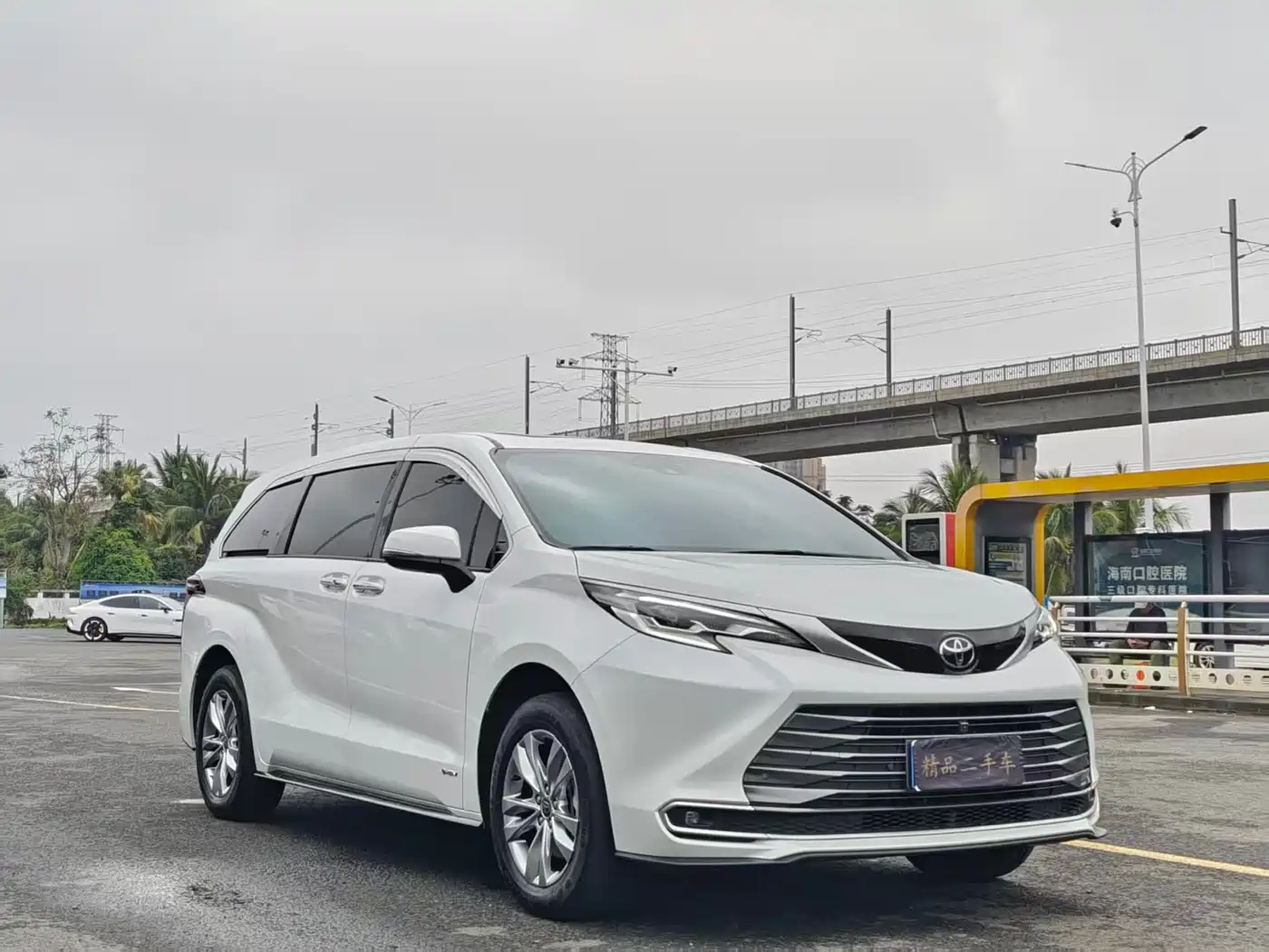 Toyota Sienna 2024 2.5L Hybrid 4WD Premium Edition фото 3