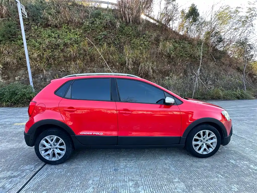 Volkswagen Polo 2016 1.6L Cross Polo Automatic фото 9
