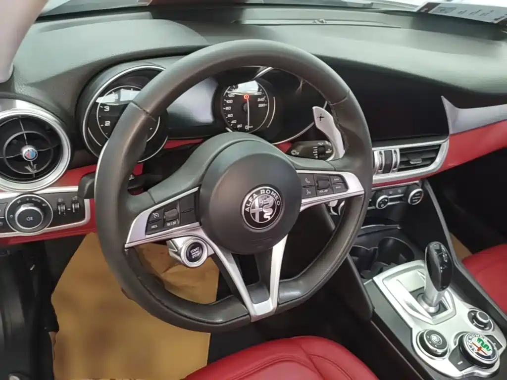Alfa Romeo Giulia 2018 2017 2.0T 280HP Luxury Edition