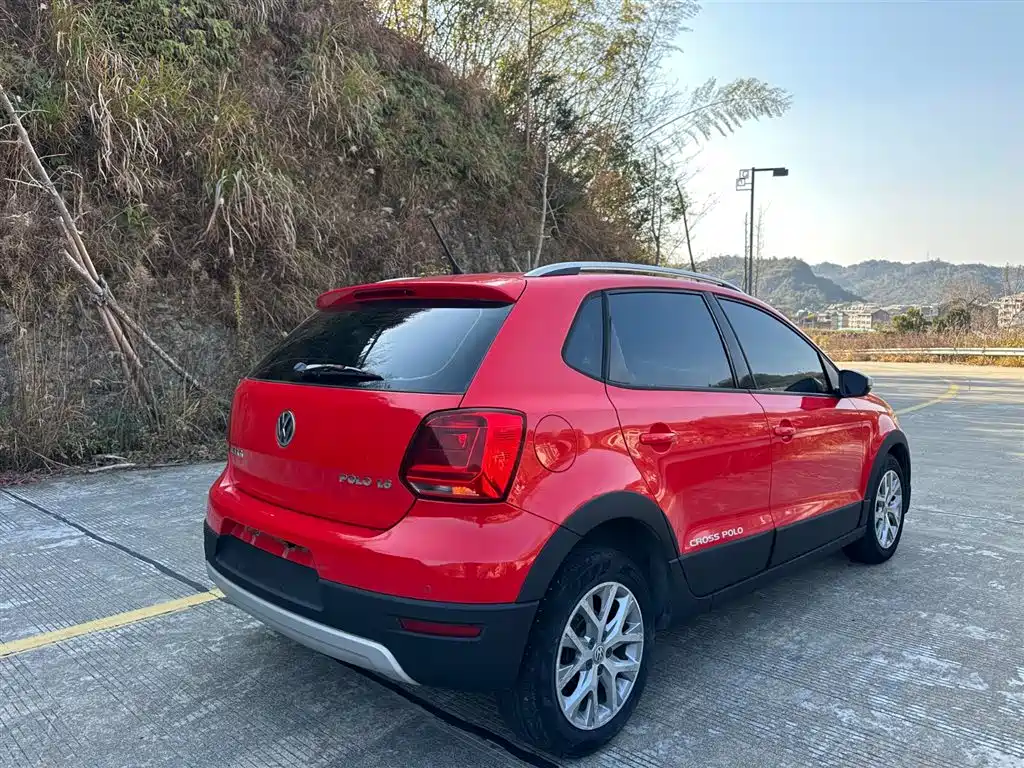 Volkswagen Polo 2016 1.6L Cross Polo Automatic фото 14