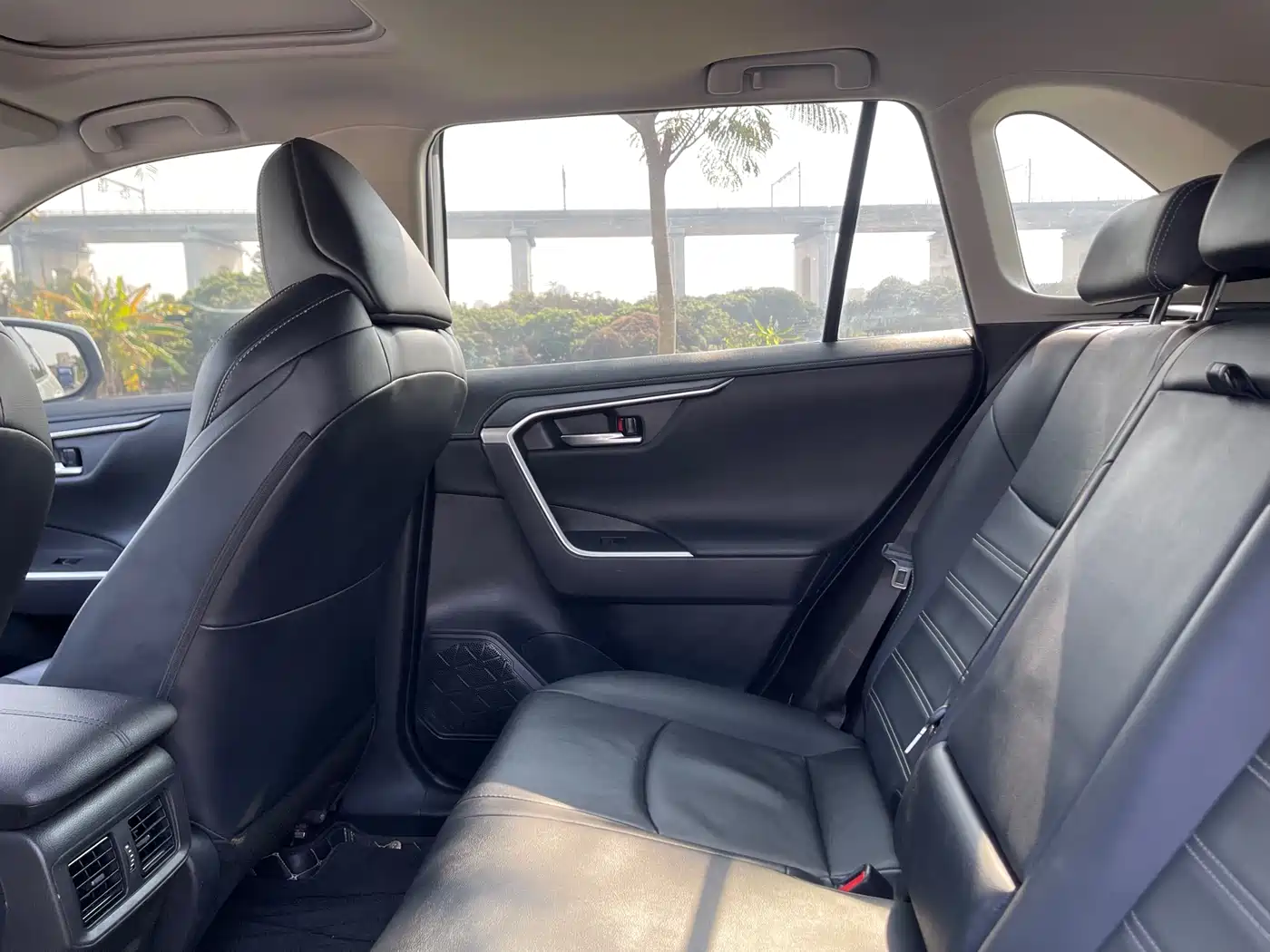 Toyota Wildlander 2022 2.0L CVT AWD Luxury Edition фото 28