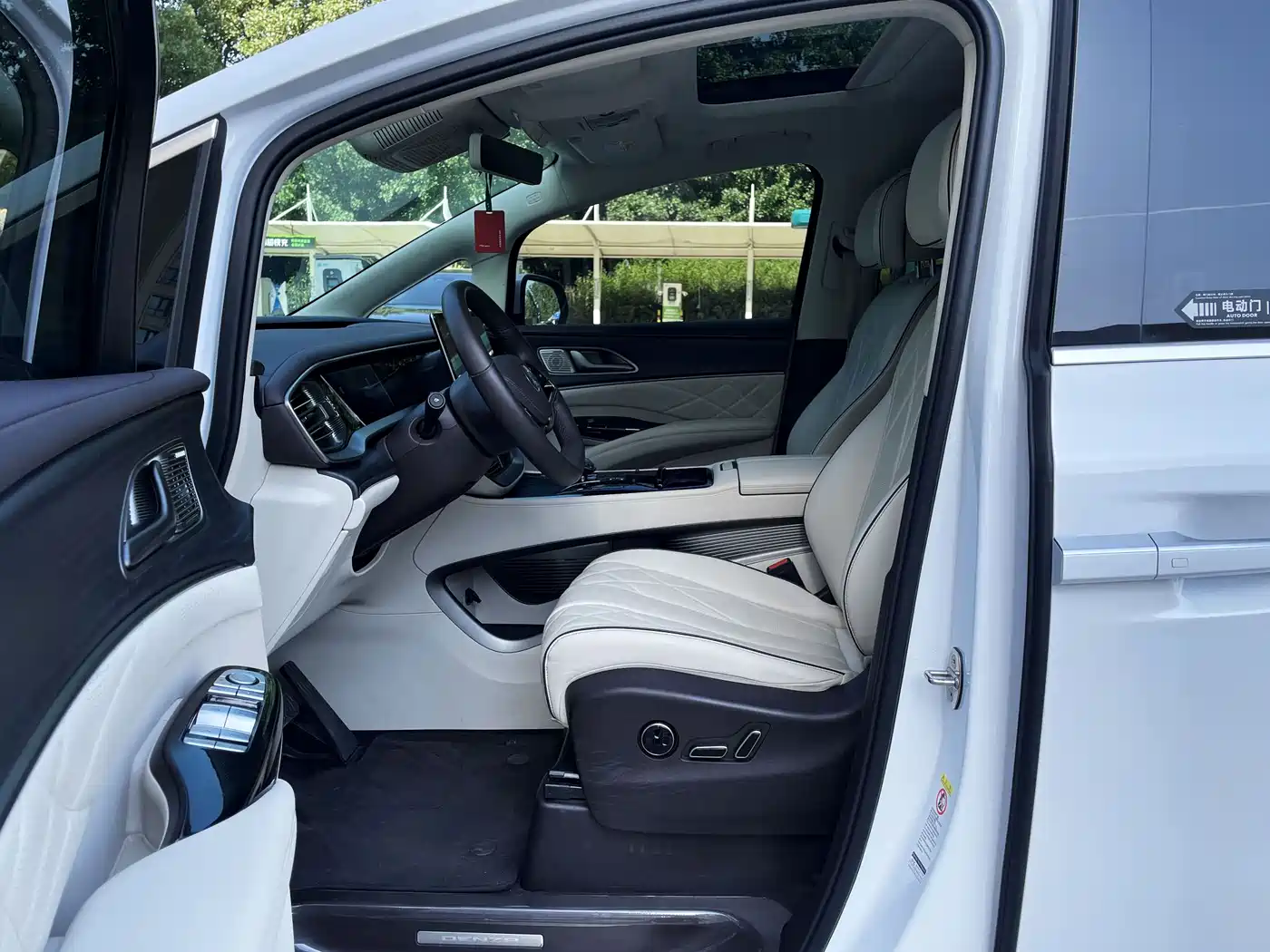 Denza D9 2024 DM-i 980 AWD Flagship фото 3