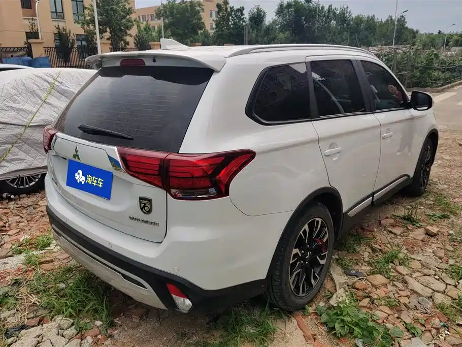 MITSUBISHI OUTLANDER