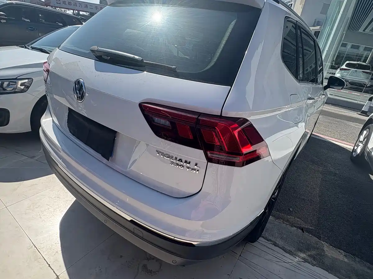 Photo 17 - Volkswagen Tiguan L