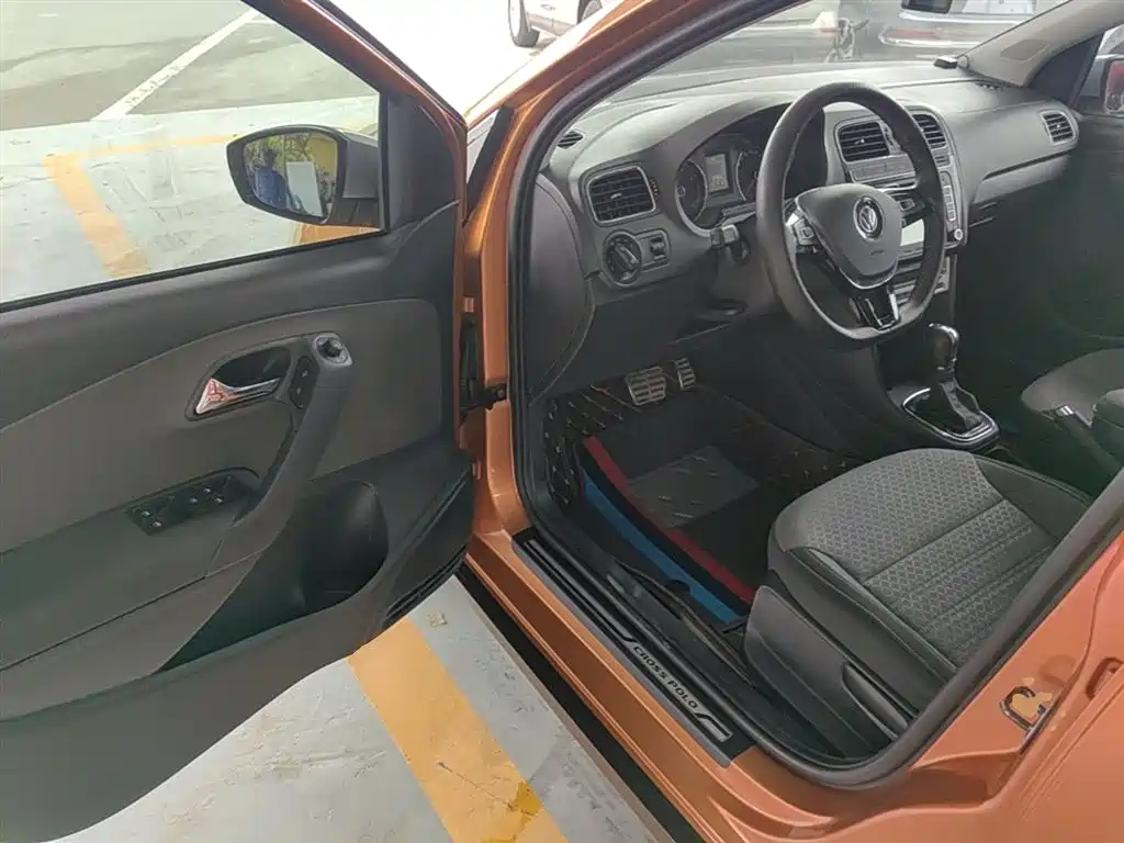 Volkswagen Polo 2016 1.6L Cross Polo Automatic фото 16
