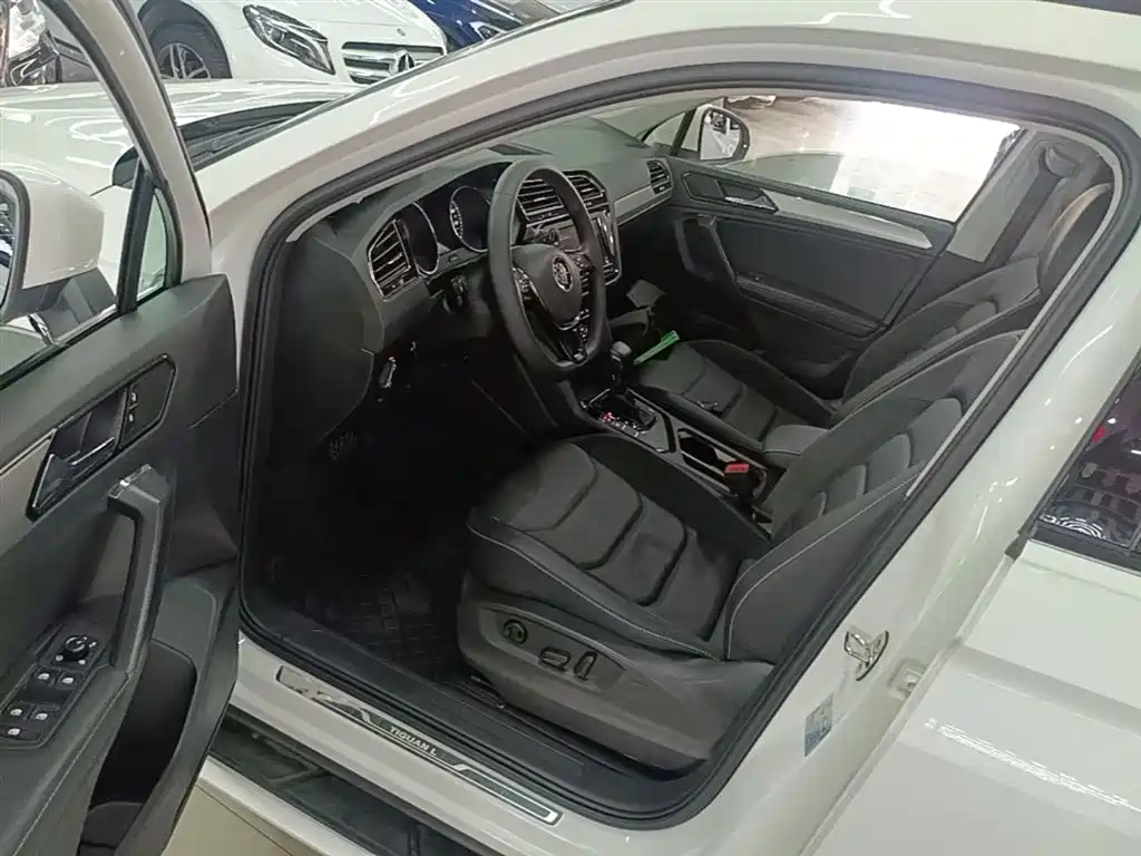 Volkswagen Tiguan L 2018 Facelift 330TSI Automatic 2WD Luxury Edition фото 16