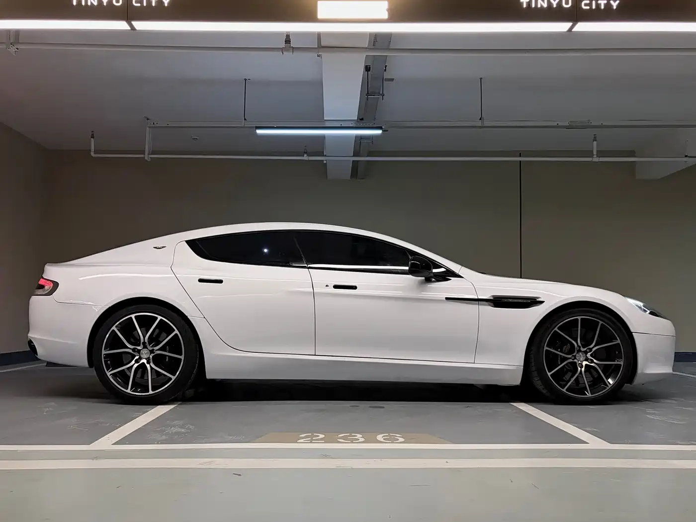 Aston Martin Rapide 2010 6.0L фото 6