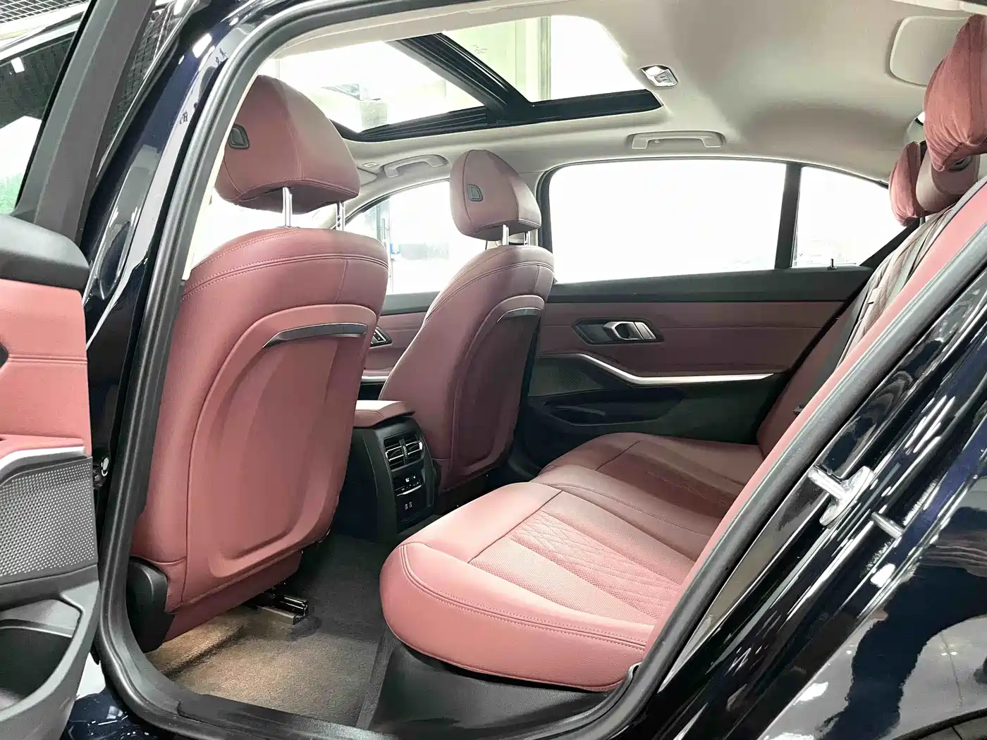 BMW 3 Series 2023 320Li M Sport Package фото 9
