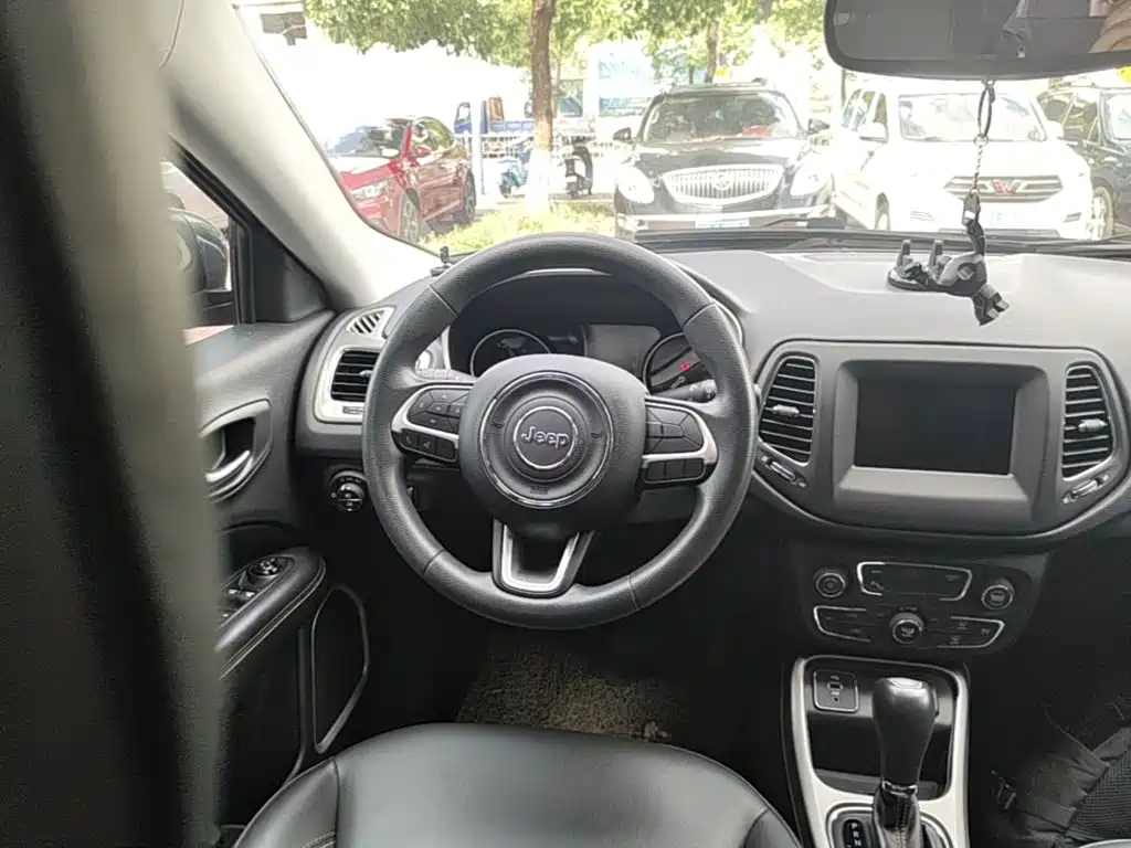 Фото 11 - Jeep Compass