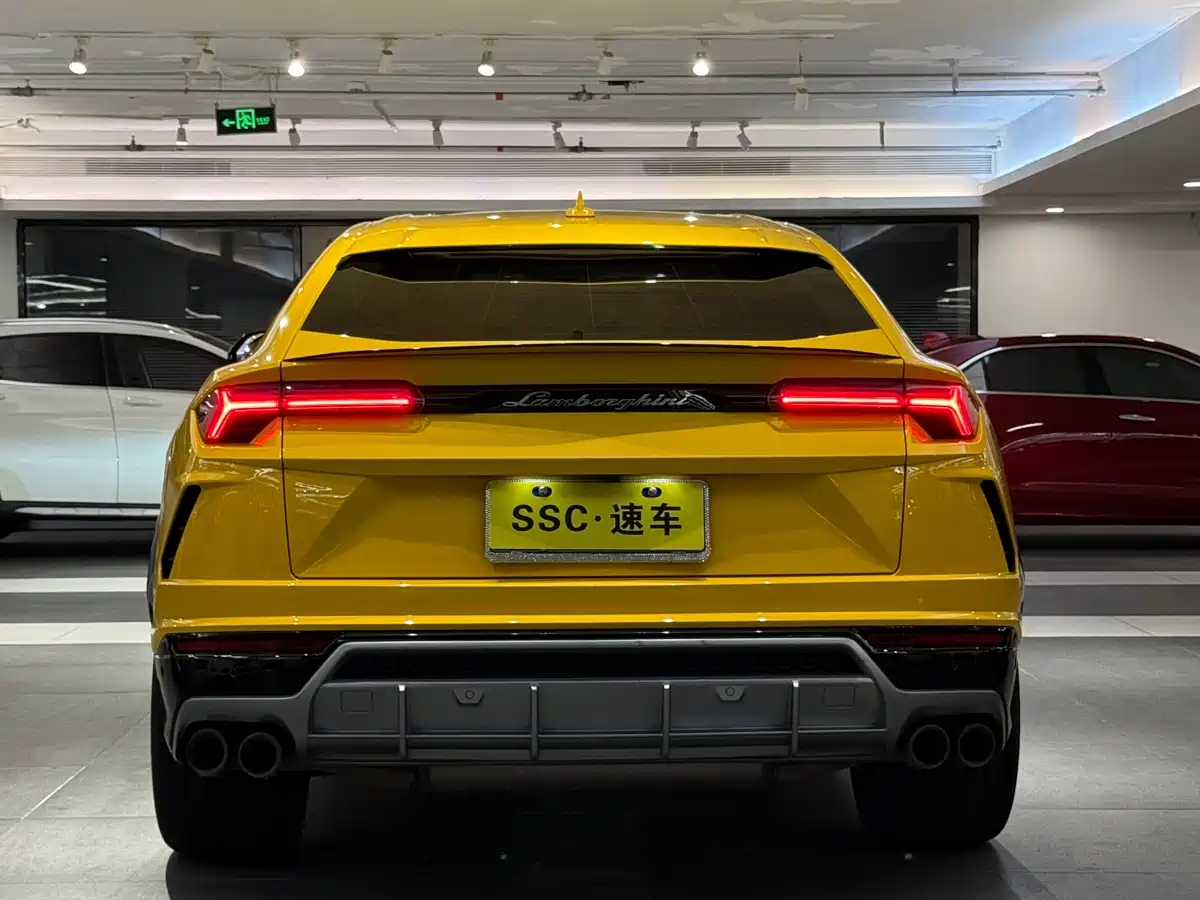 LAMBORGHINI URUS