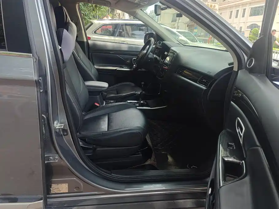 MITSUBISHI OUTLANDER
