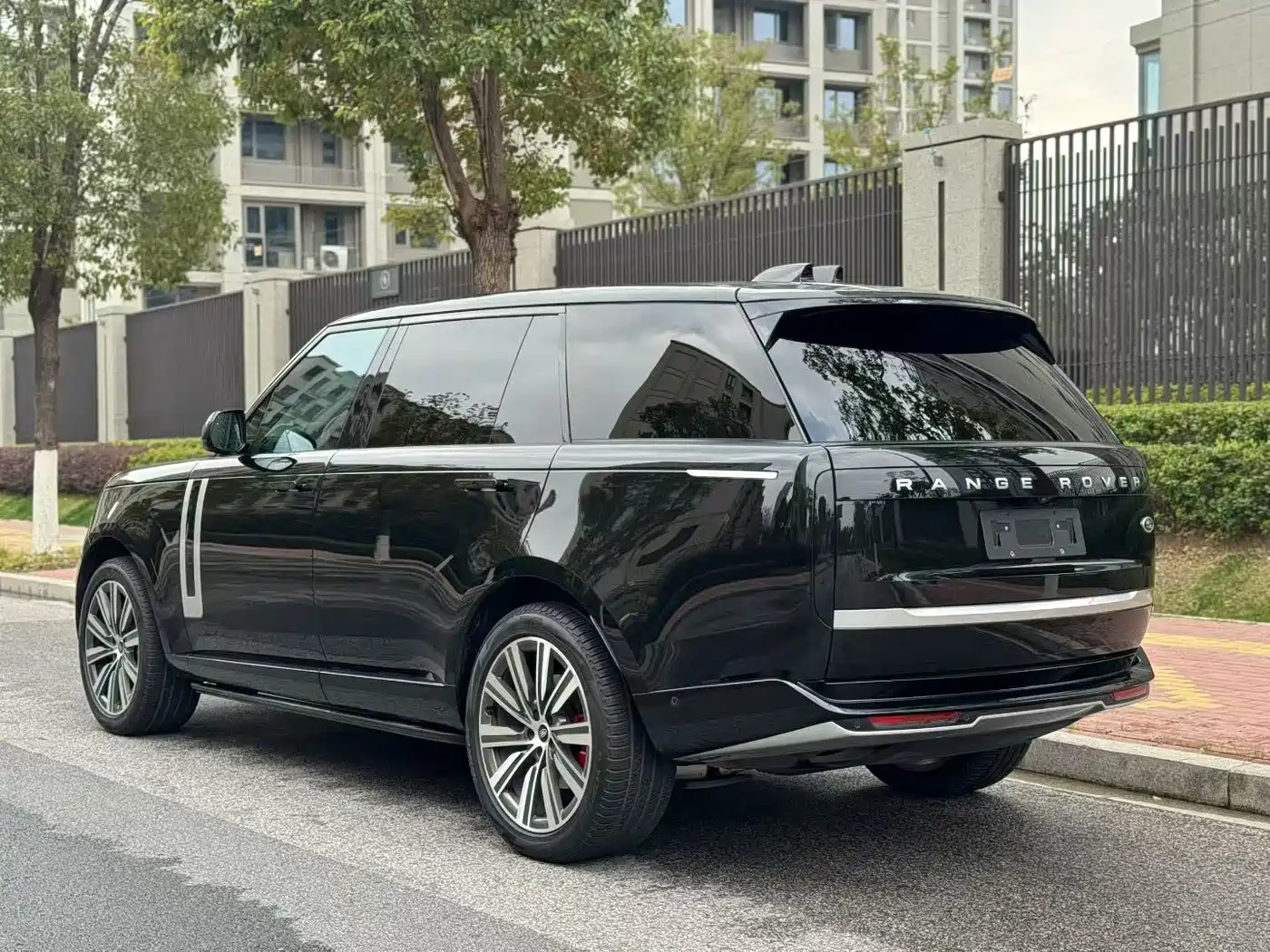Land Rover Range Rover 2024 3.0 L6 400PS Genesis Extended фото 14