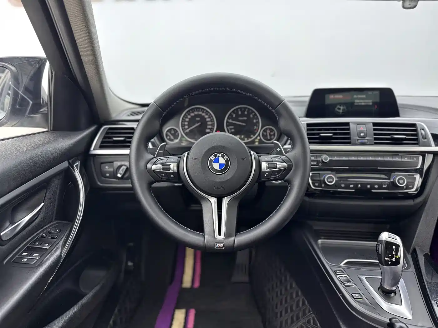 BMW 3 Series 2018 318Li фото 4
