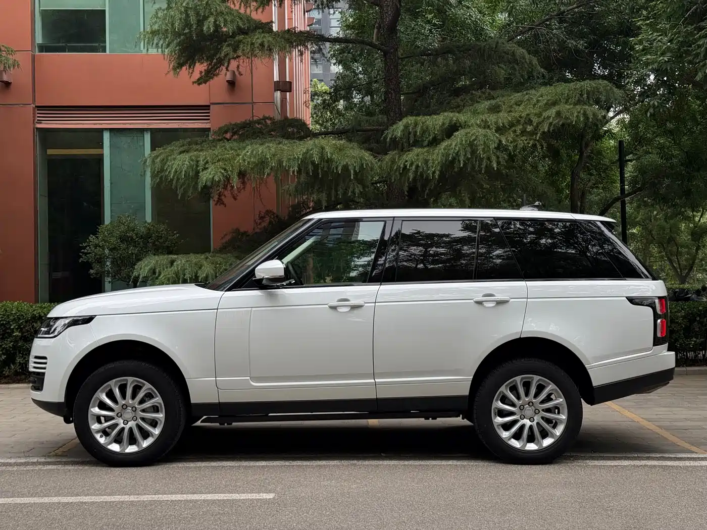 Land Rover Range Rover 2019 3.0 SCV6 Heritage Edition фото 4