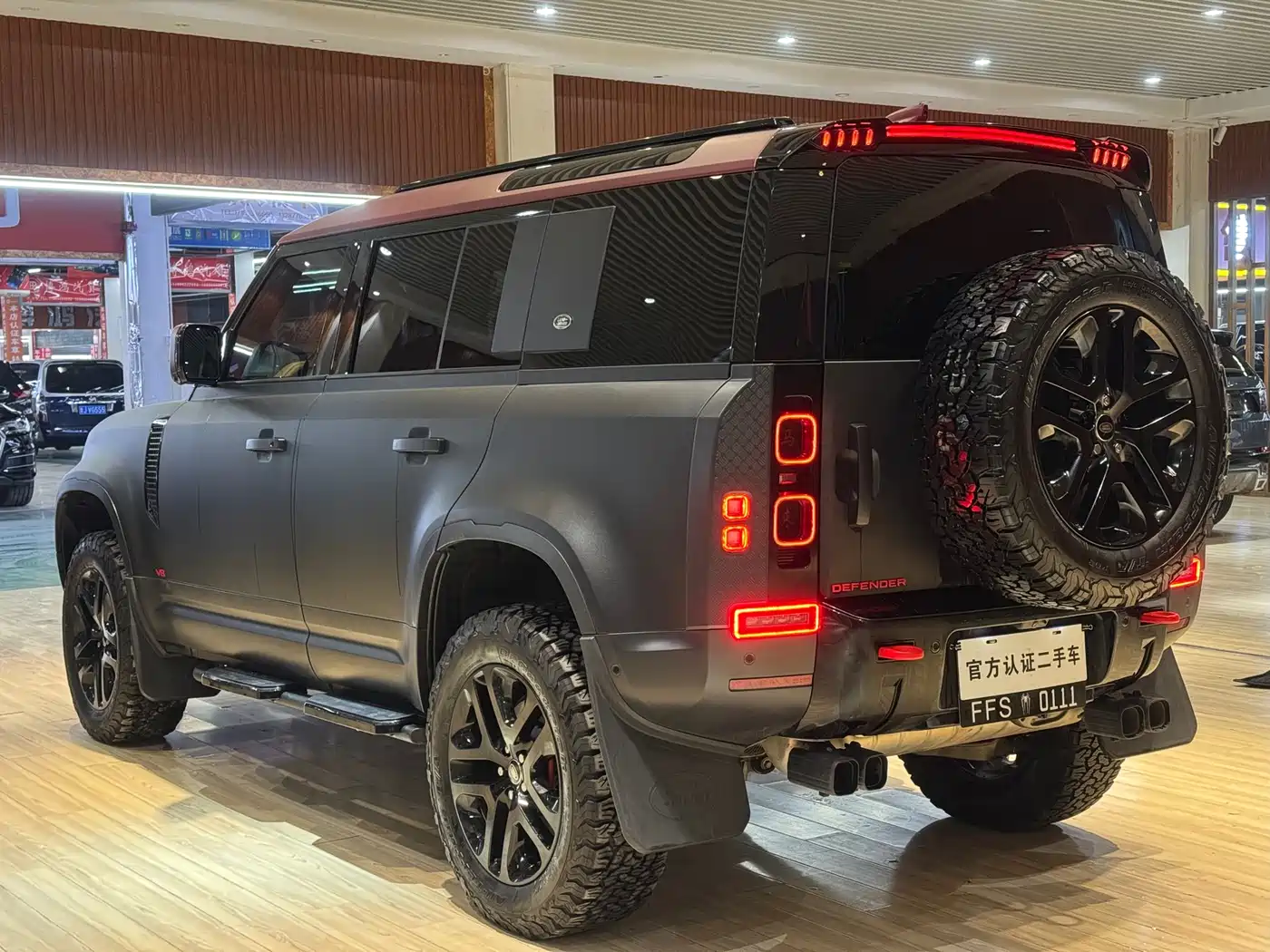 Land Rover Defender 2023 Model 110 3.0T P400 Dark Special Edition фото 12