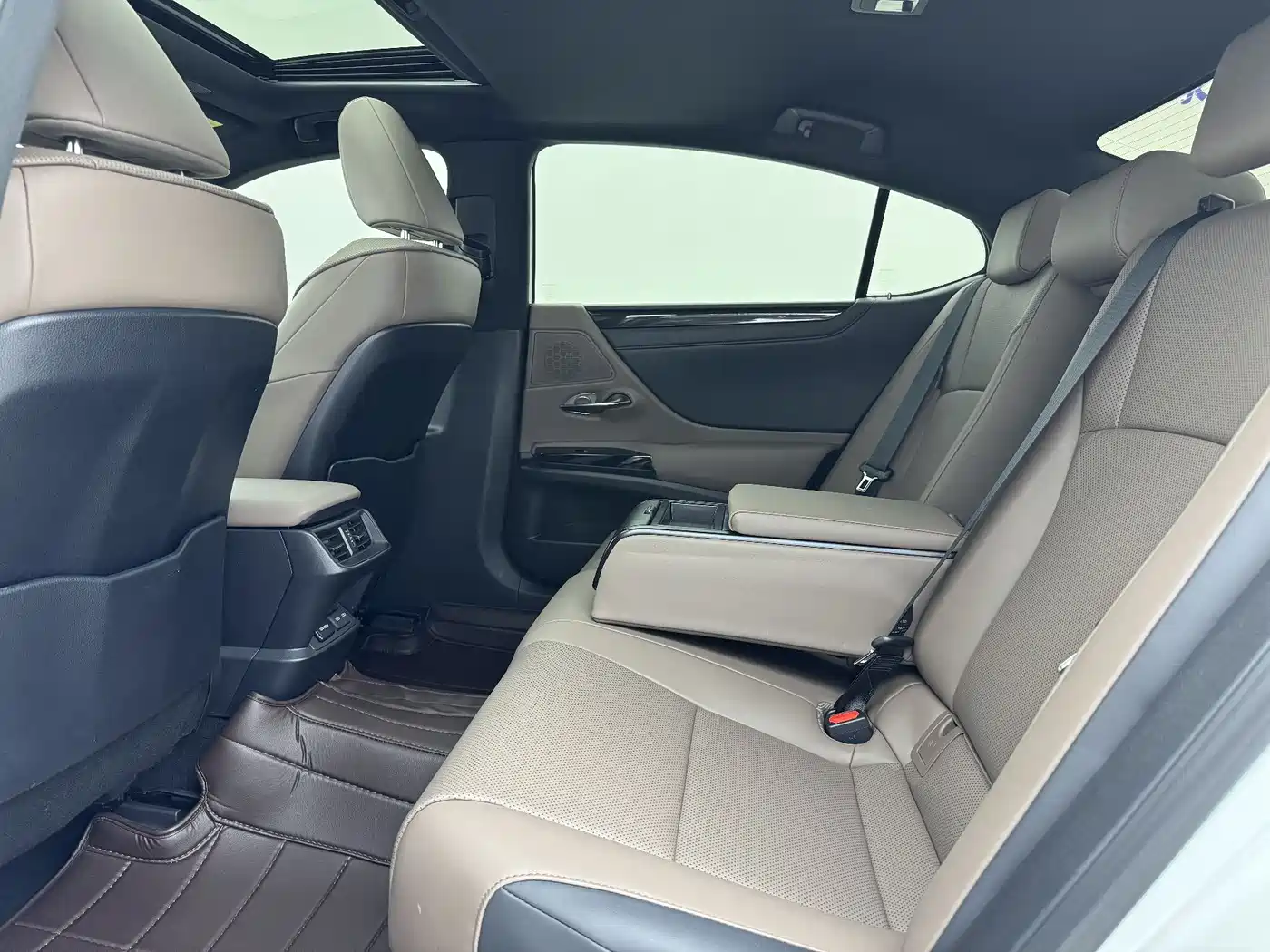 Lexus ES 2023 200 Excellence Edition фото 10