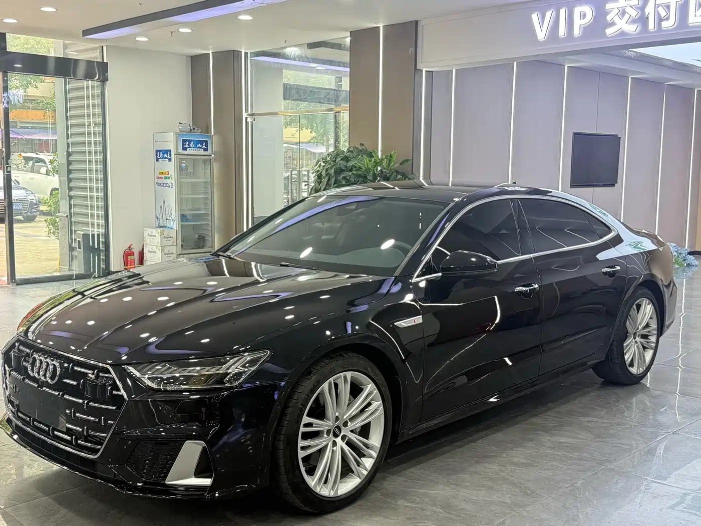 Фото 1 - Audi A7L