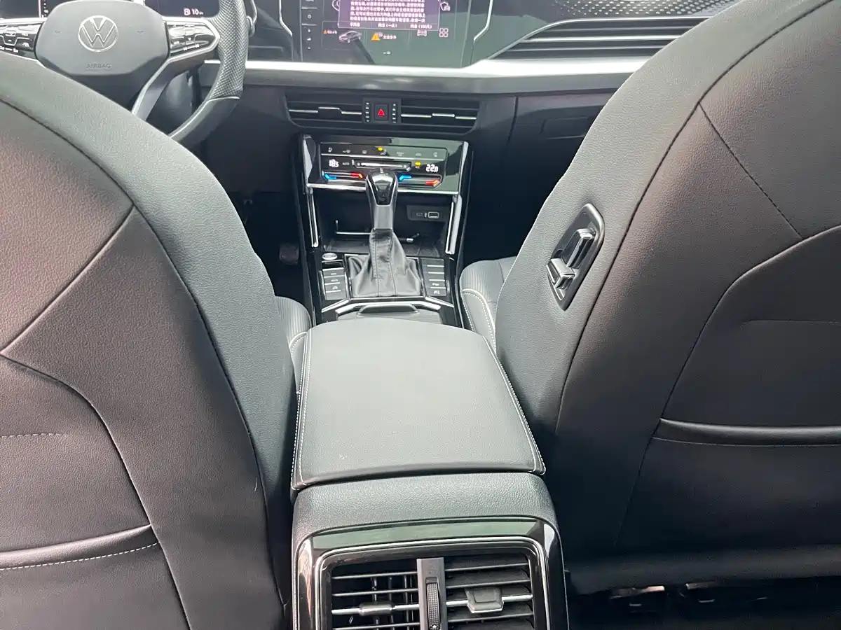 Volkswagen Passat 2023 330TSI Luxury Edition фото 12