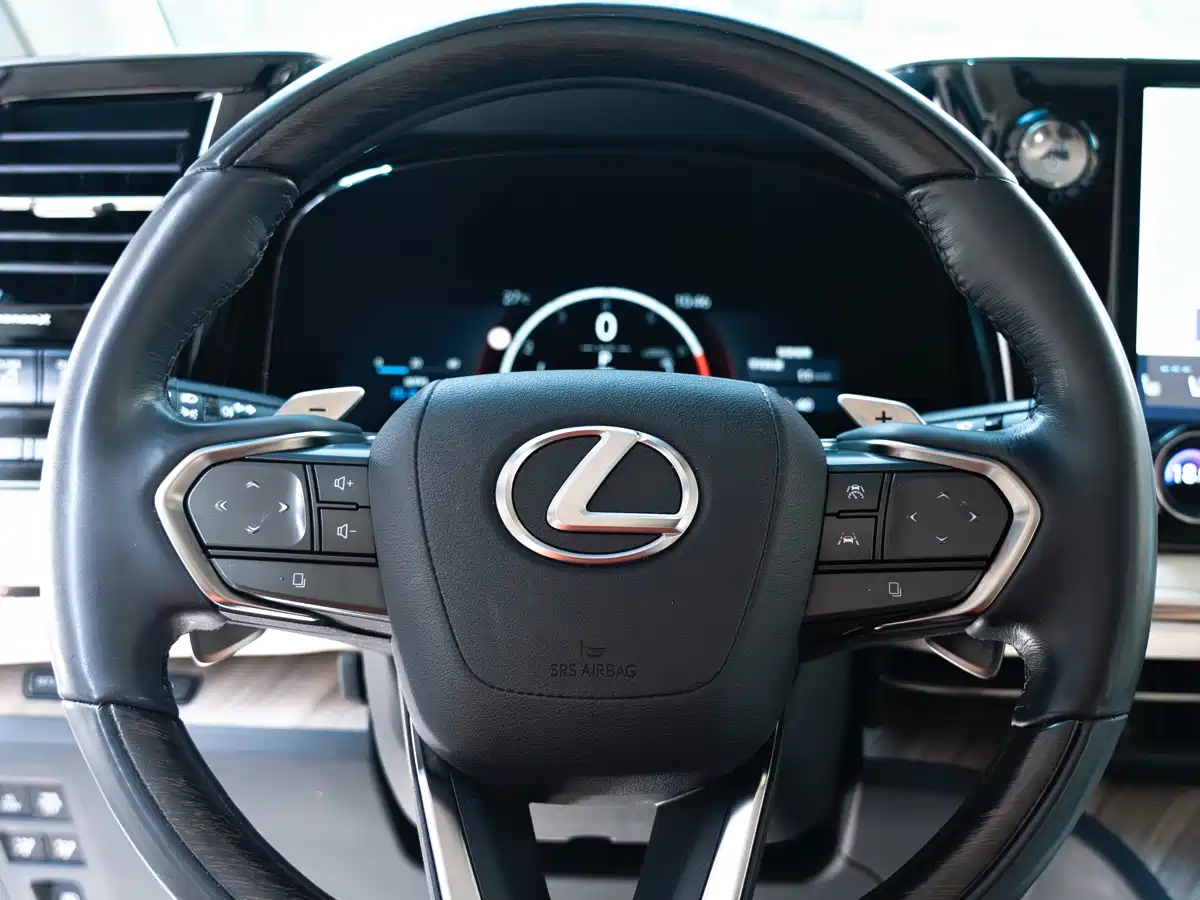 Lexus LM 2023 500h 6-Seater Prestige Edition фото 8