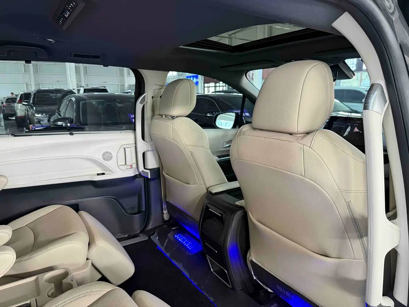 Toyota Sienna 2023 2.5L Hybrid Premium Edition фото 17