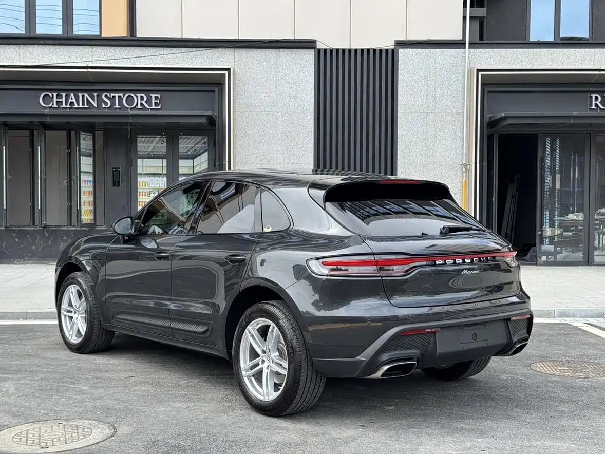 PORSCHE MACAN