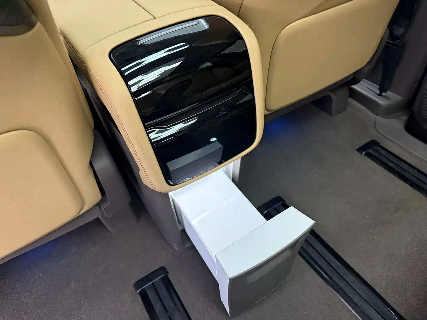 Denza D9 2022 DM-i 1040 Premium фото 9