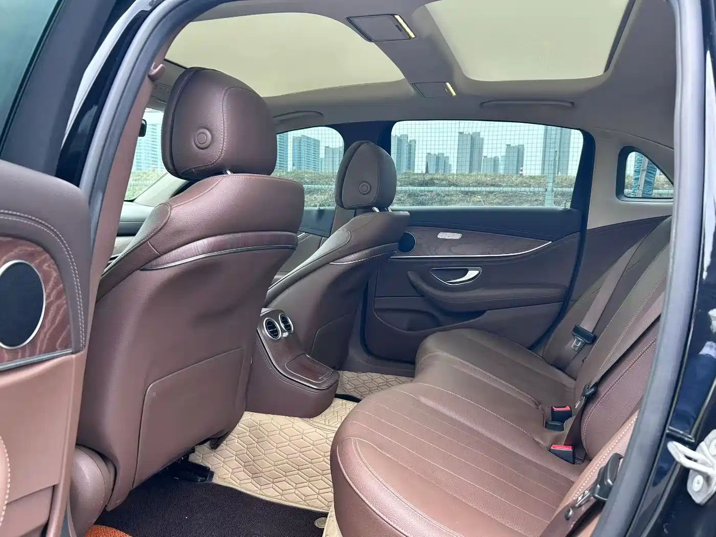 Mercedes-Benz E-Class 2022 E 260 L фото 4