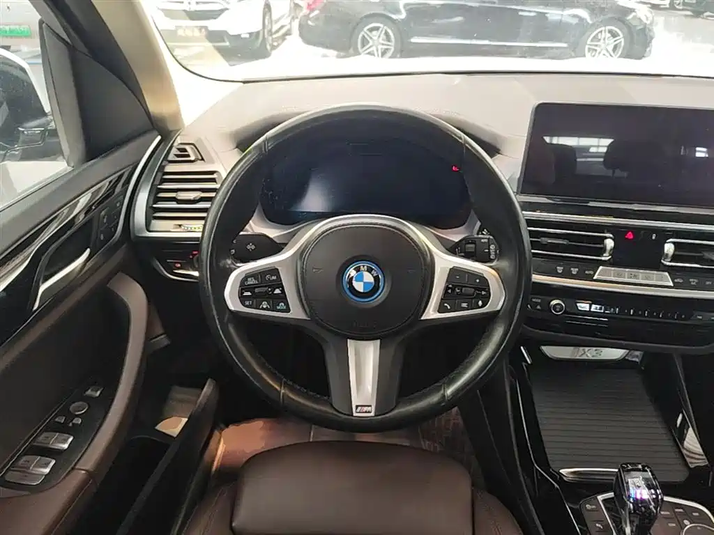 BMW iX3 2022 Leading Edition фото 11