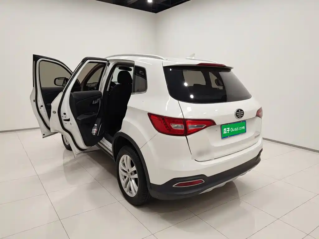 FAW Senya R7 2017 2017 Model 1.6L Manual Luxury