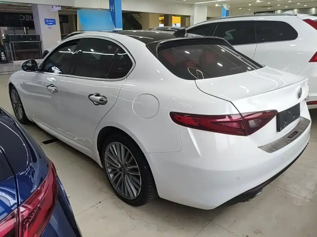 Alfa Romeo Giulia 2018 2017 2.0T 280HP Luxury Edition