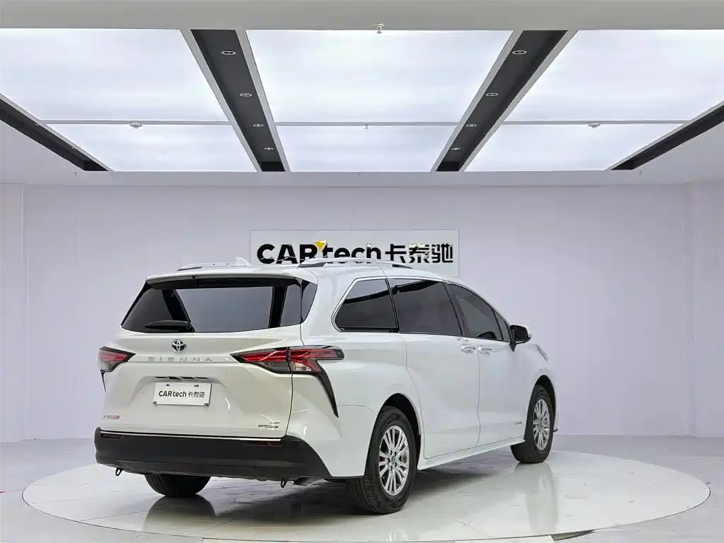 Toyota Sienna 2023 2.5L Hybrid Comfort Edition фото 5