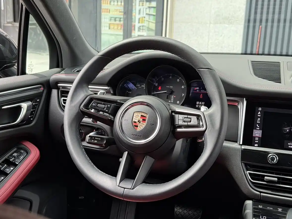 PORSCHE MACAN