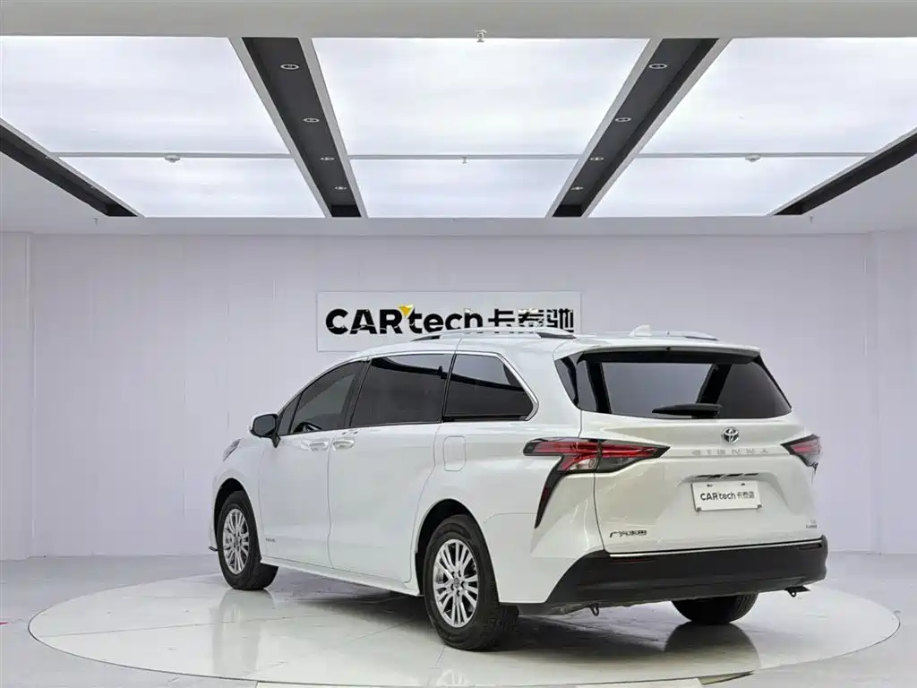 Toyota Sienna 2023 2.5L Hybrid Comfort Edition фото 3