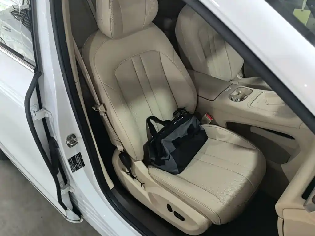 Photo 25 - Shangjie SUV