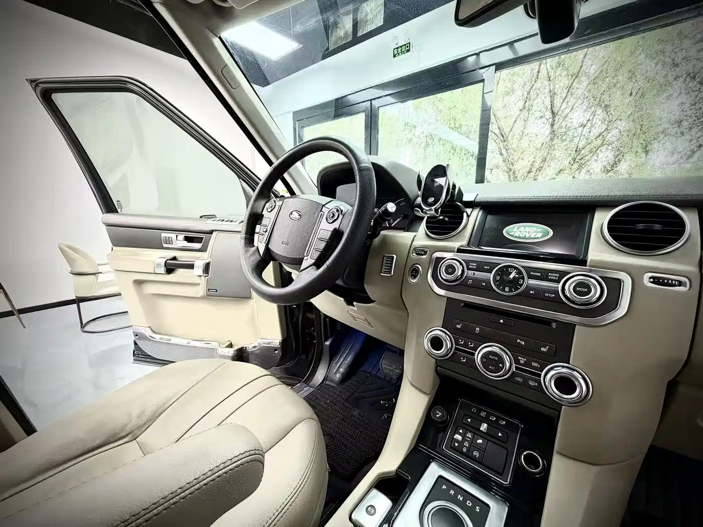Land Rover Discovery 2016 3.0 SC V6 SE фото 6