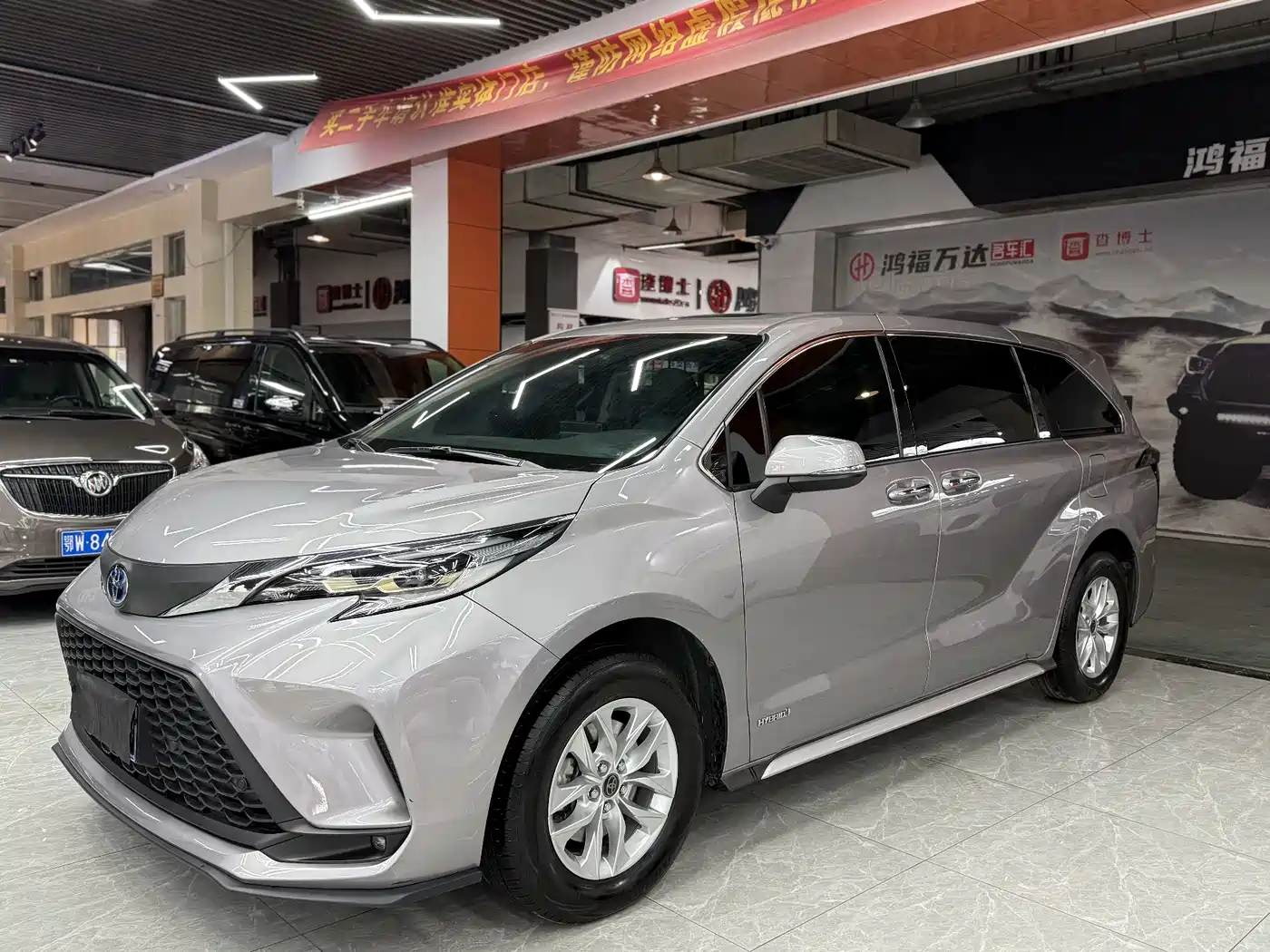 Toyota Granvia 2023 2.5L Hybrid Comfort Edition фото 3