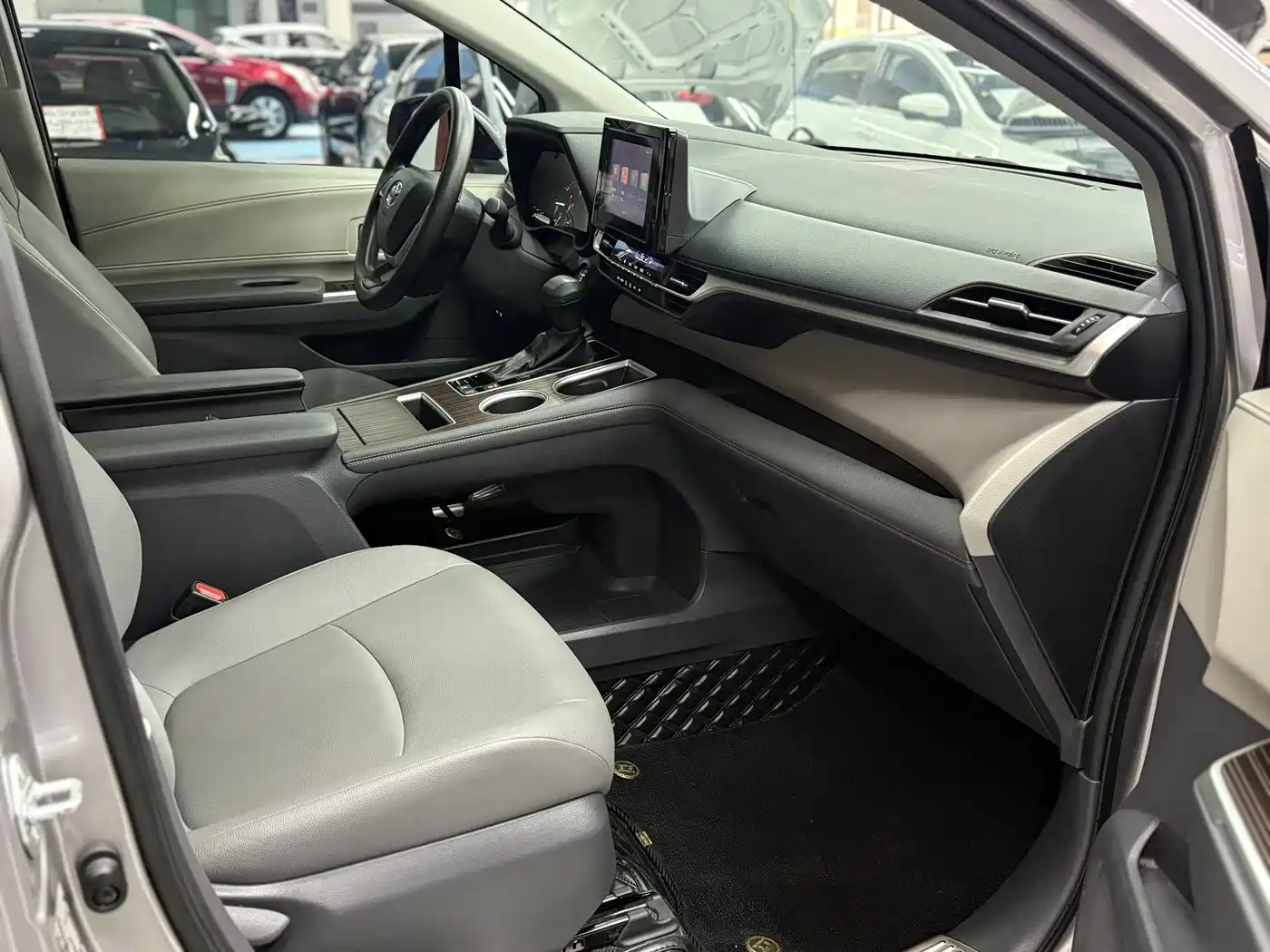 Toyota Granvia 2023 2.5L Hybrid Comfort Edition фото 14