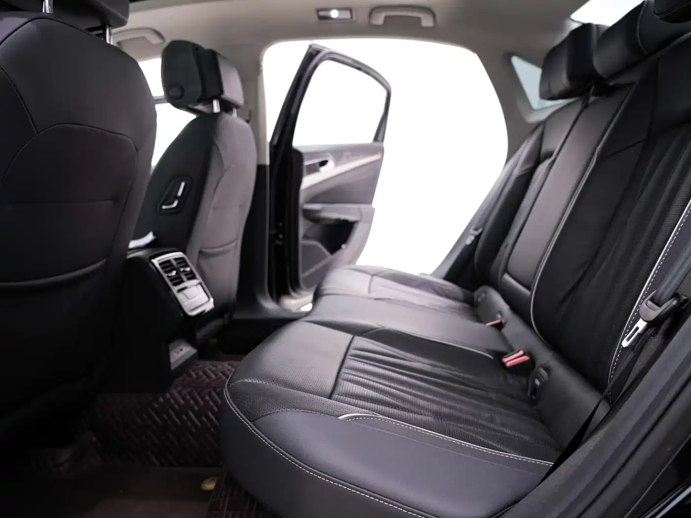 Volkswagen Passat 2023 Facelift 330TSI Starlight Luxury Edition фото 24