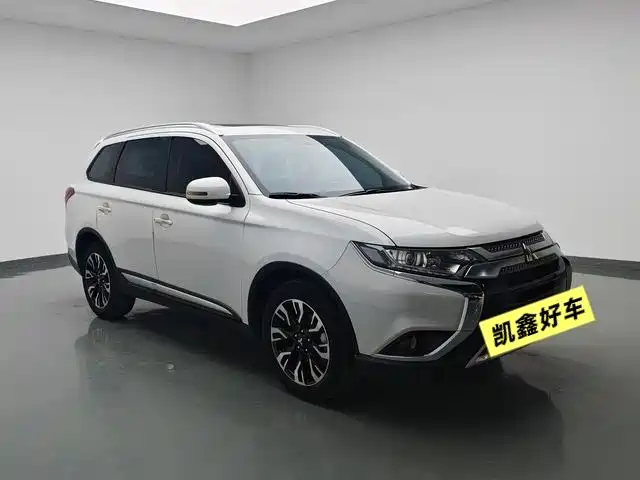 Mitsubishi Outlander 2020 2.0L 2WD Premium 5-seater фото 3