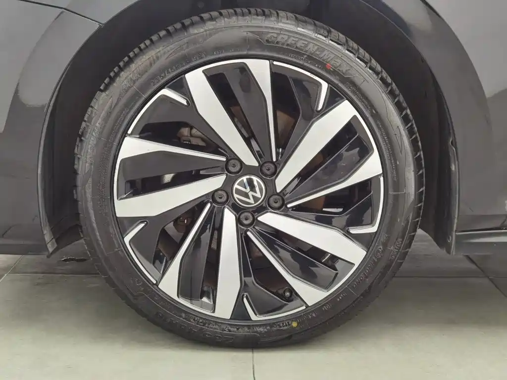 Фото 17 - Volkswagen Passat