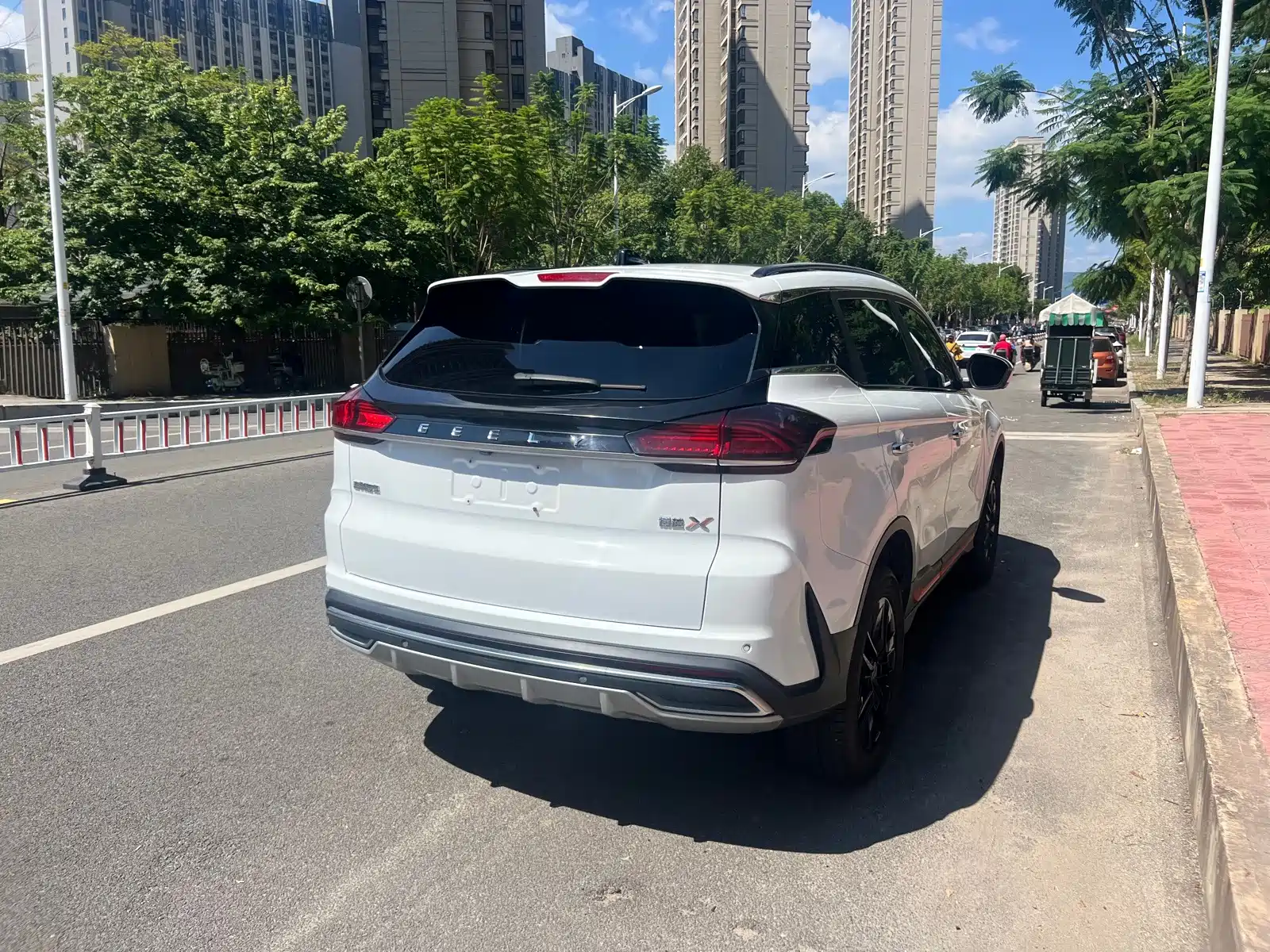 Фото 9 - Geely Atlas