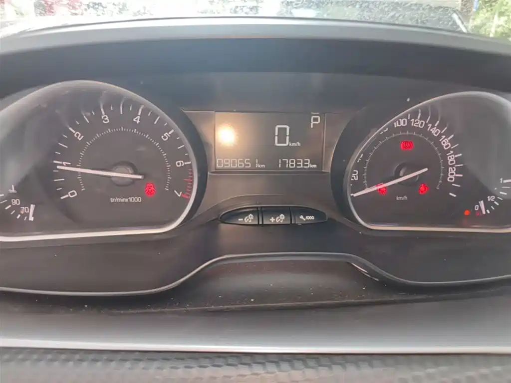Peugeot 2008 2014 1.6L Automatic Fashion Edition фото 12